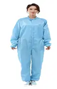 Bộ quần áo chống tĩnh điện liền thân màu xanh nhạt, tay dài và cổ đứng