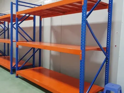 Giá kệ khung thép màu xanh với dầm màu cam nhiều tầng