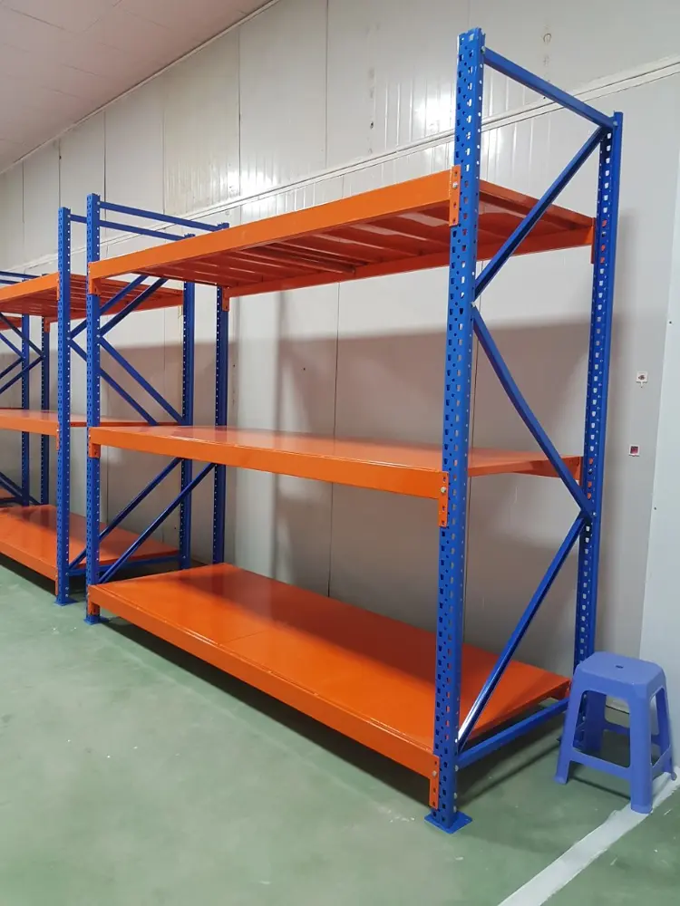 Giá kệ khung thép màu xanh với dầm màu cam nhiều tầng