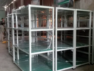 Kệ nhiều tầng khung màu bạc, mặt tầng màu xanh