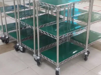Các xe đẩy hàng ba tầng mặt sàn xanh và bánh xe tại Thanh Phúc Tech
