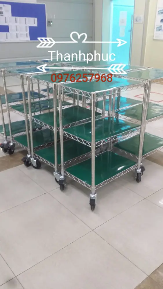 Các xe đẩy hàng ba tầng mặt sàn xanh và bánh xe tại Thanh Phúc Tech