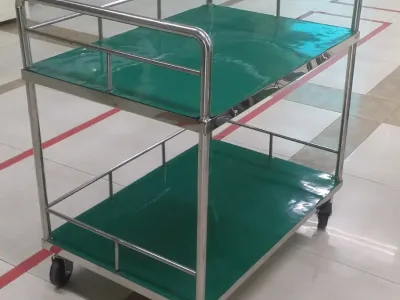 Xe đẩy hàng hai tầng mặt sàn xanh có lan can và bánh xe do Thanh Phúc Tech gia công