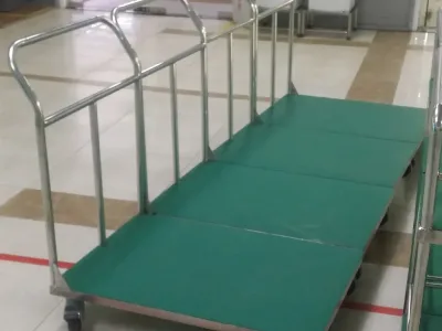 Xe đẩy hàng mặt sàn dài màu xanh có tay đẩy dọc bên và bánh xe