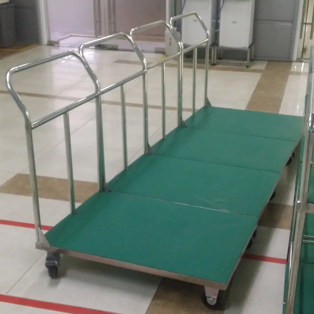 Xe đẩy hàng mặt sàn dài màu xanh có tay đẩy dọc bên và bánh xe